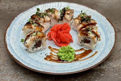 Roll with smoked eel and sun-dried tomatoes