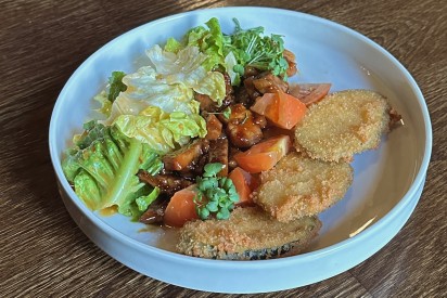 Salad with crispy zucchini and glazed boiled pork with teriyaki sauce