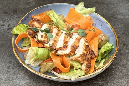 Salad with crispy eggplant and chicken