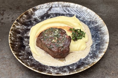Filet mignon steak with mashed potatoes, scamorza cheese and spicy pepper sauce