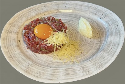 Beef tartare with truffle oil