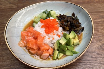 Poke with tuna, salmon and shrimp
