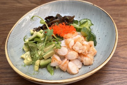 Salad with squid and mango cream