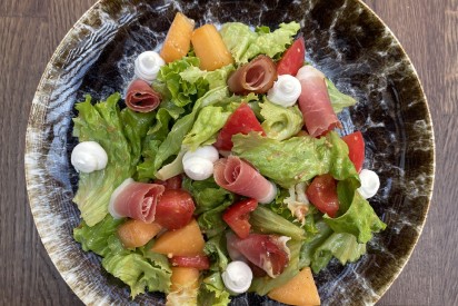 Salad with Parma ham and melon