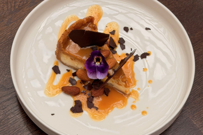 Cheesecake with salt caramel and peanuts