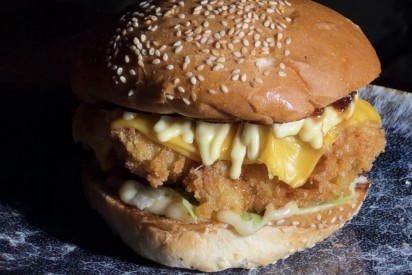 Crispy chicken burger with honey-mustard sauce