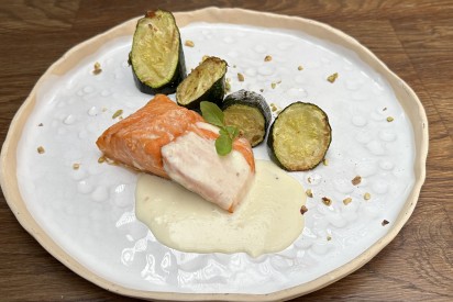 Форель с цукини, фисташкой и сливочным соусом