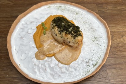 Куриная грудка с пюре из батата и соусом ореховый чили